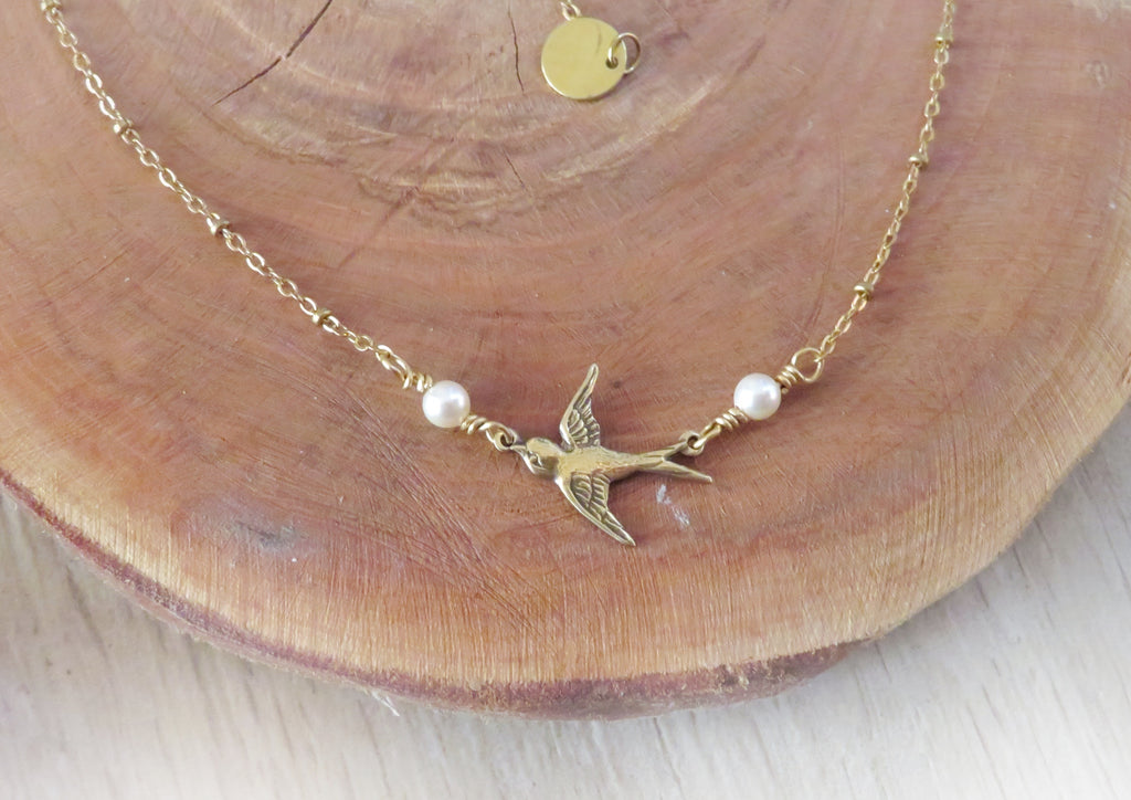 Hirunda, collana rondine con perle, in ottone non rodiato, personalizz Hirunda, collana rondine con perle, in ottone non rodiato, personalizz