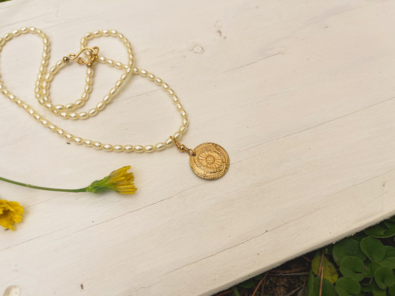 Collana con perle rice e ciondolo fiori fatta a mano in Italia