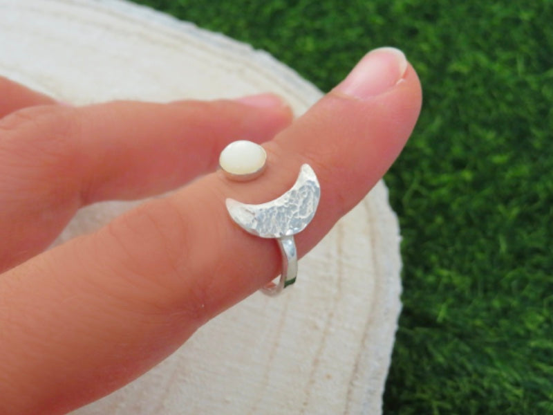 Selene, anello a fascia martellata con luna e opale, su misura, in Argentium Silver