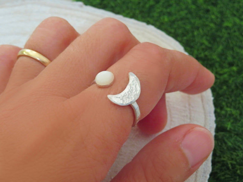 Selene, anello a fascia martellata con luna e opale, su misura, in Argentium Silver