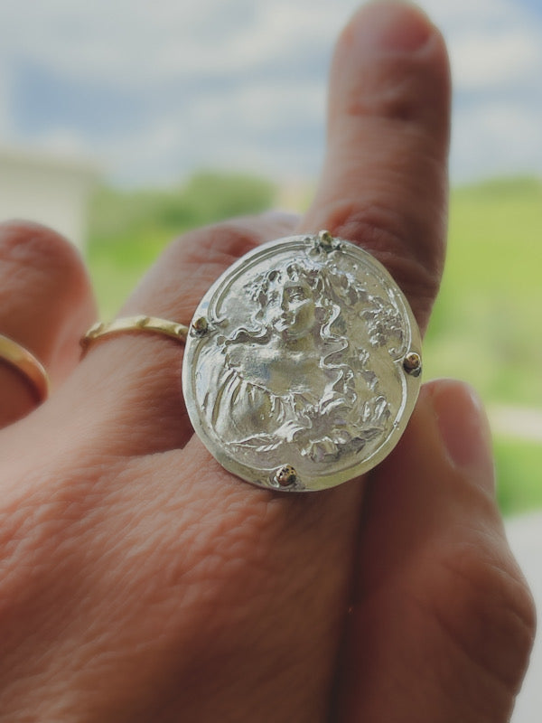 Anello Cammeo personalizzabile, su misura in oro ecologico e Argentium Silver