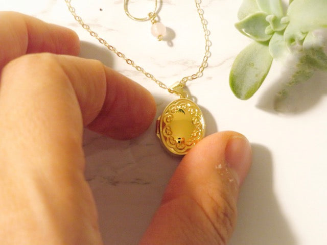 Locket “ In Veritas” personalizzabile, con collana e orecchini Karma, oro 9 ct