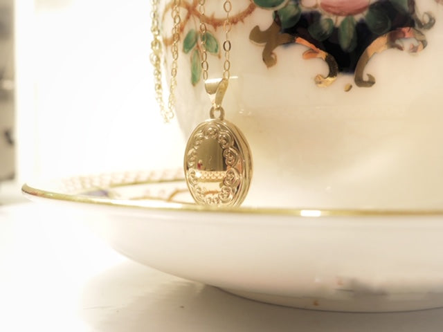 Locket “ In Veritas” personalizzabile, con collana e orecchini Karma, oro 9 ct