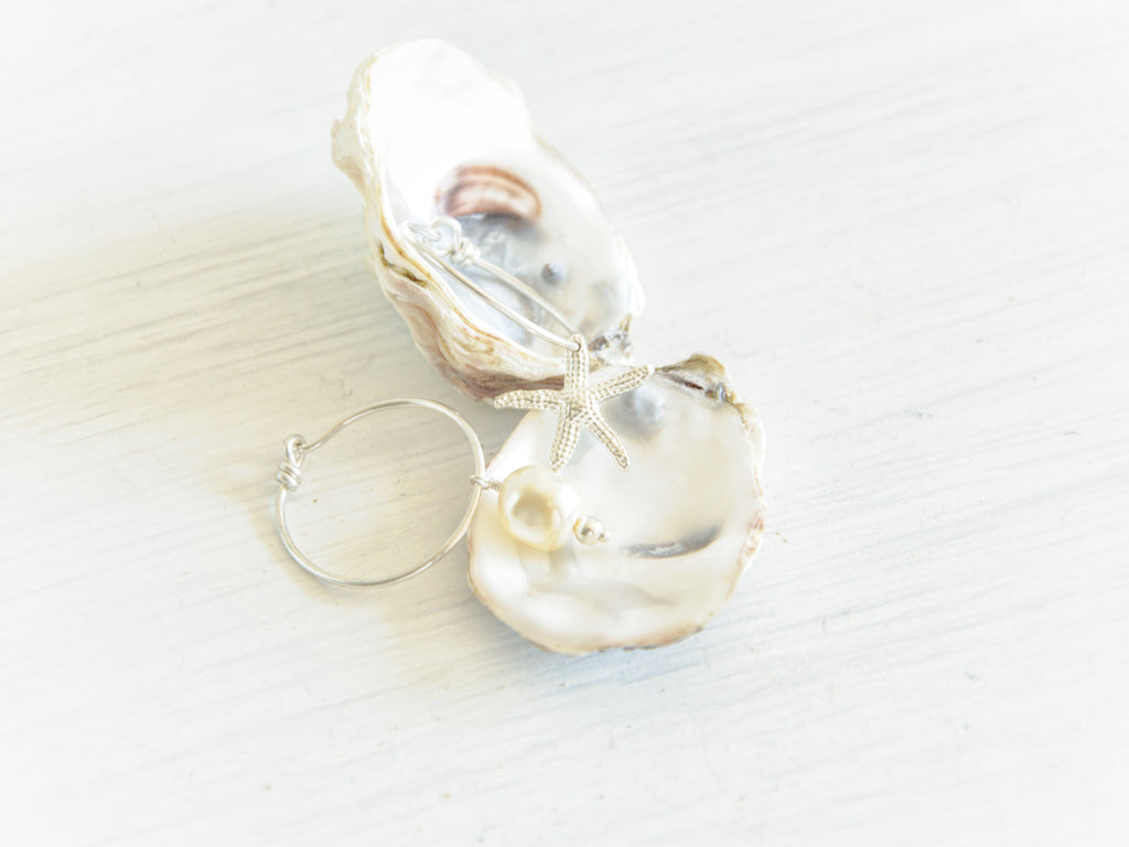 Orecchini Stella Maris, pendenti con perla e stella marina, fatti a mano in Argentium