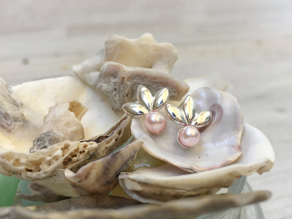Orecchini Fiore di Loto con perle rosa, perle eco sostenibili e vegane, Argentium