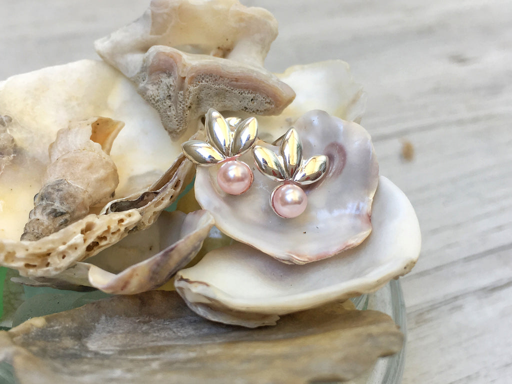 Orecchini Fiore di Loto con perle rosa, perle eco sostenibili e vegane, Argentium