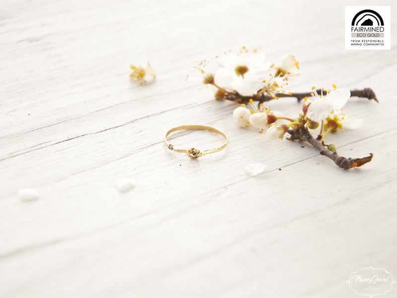 Anello Abbraccio con Luce, anello nodo con Moissanite, anello in oro 22 ct, oro Ecologico Fairmined, pezzo unico