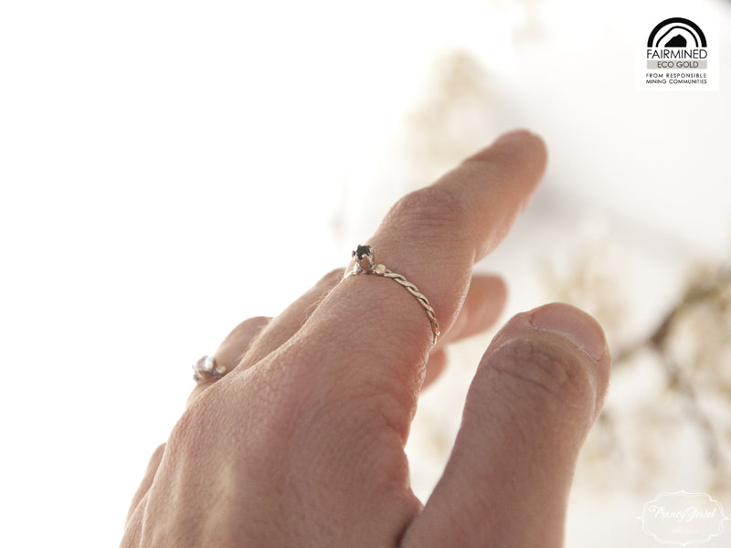 Anello Cromìe, anello con spinello nero, anello in oro Ecologico Fairmined