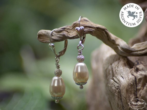 Orecchini di perle, orecchini pendenti, perle e cuore, gioielli etici, Argentium Silver, fatto a mano, made in Italy, perle cruelty free