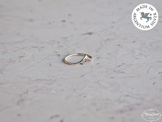 Anello boho, anello solitario, solitario, anello Argentium, rubino ecofriendly, gioielli sostenibili, anello boho chic, anello minimal